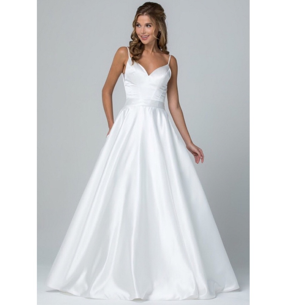 🆕NWT BRIDAL White Wedding Gown with back corset